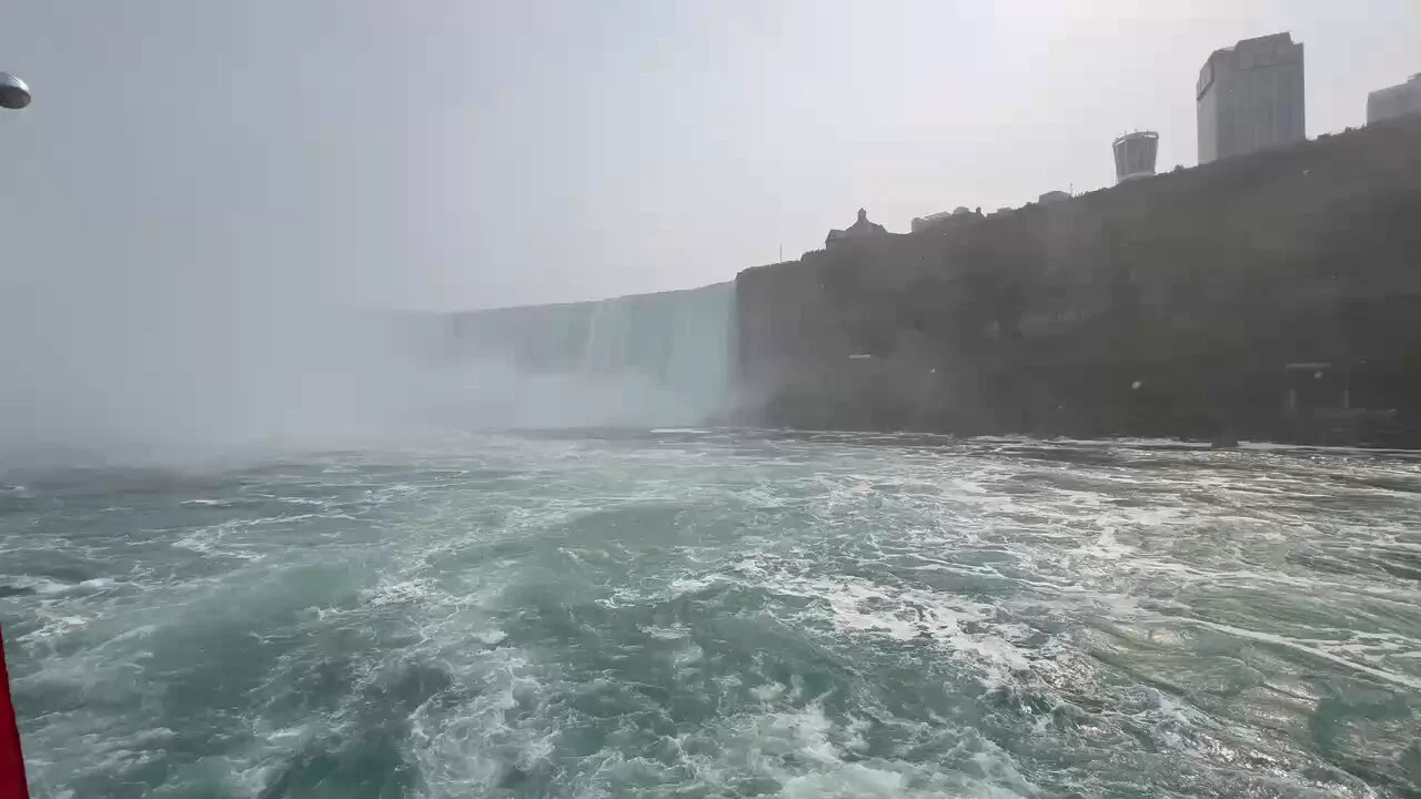 马蹄瀑布（Horseshoe Falls）：最大、最壮观，坐落于加拿大境内； https://t.co/aug41JH5D6