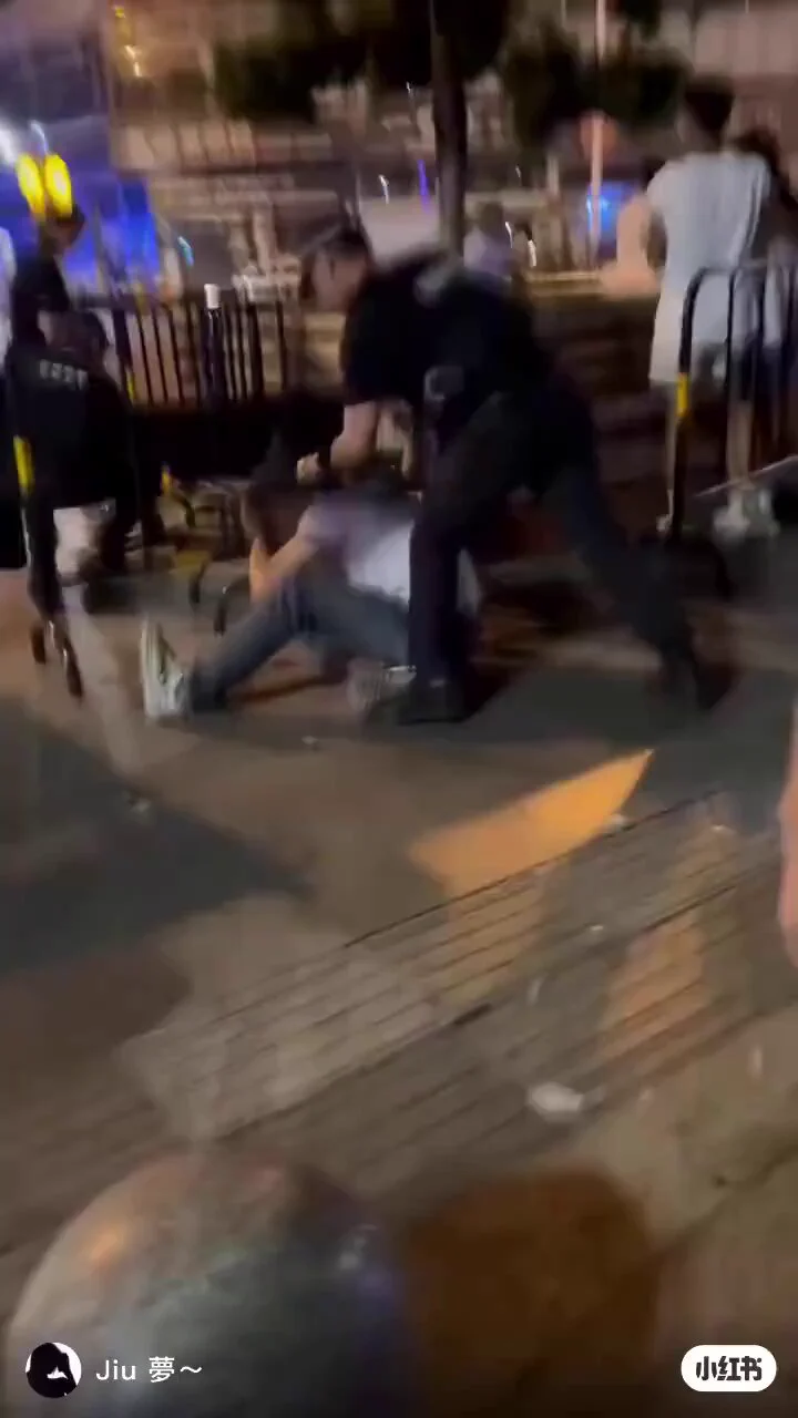 且看江油警察殴打民众的场景 https://t.co/n0lcEhO8Wm