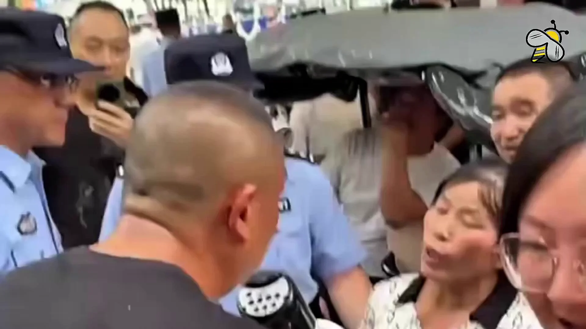 且看江油警察殴打民众的场景 https://t.co/n0lcEhO8Wm