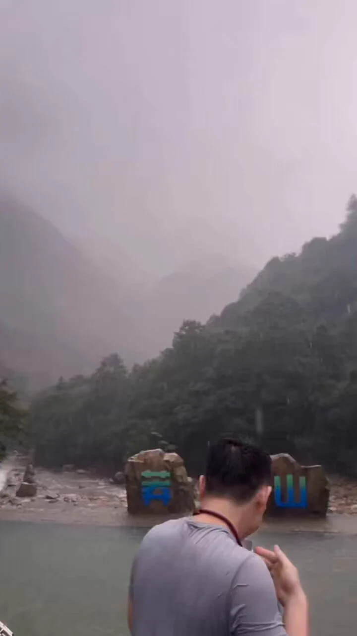 真正的勇士狗师傅无畏艰难大暴雨努力下水工作！ 冷冷的冰雨在脸上胡乱的拍也不能影响我赚钱的决心！ https://t.co/nTp7bFPw0S