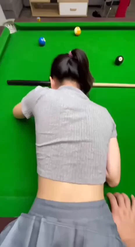 以为就是输个球，结果抽到「弯腰别动」 
他贴上来说要帮我瞄准，突然顶进来，一点都不打算停...

冰冷的球桌贴着胸口，身体却被他一点点撞热，我快控制不住声音...

这种偷偷来，偷偷被干的感觉，真的会上瘾，你会想跟宝妈一起试一次这种玩法吗？   

#丈夫缺席的日常 #真心话大冒险 #偷偷爽更刺激 https://t.co/FdUhlGxdlc