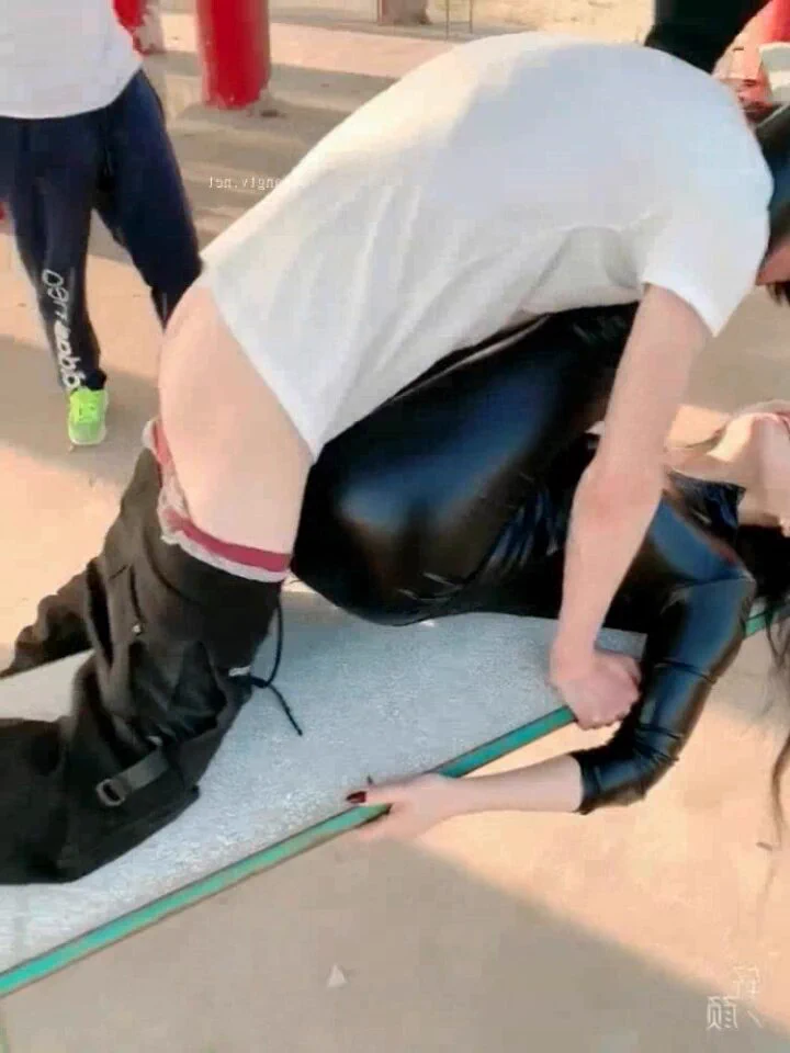 每一个绿帽妻子背后都应该有一个长期无套和她交配的情人… 
我负责放风… 老婆野外被情人干的尿崩 
我负责拍照… 老婆被情人无套内射爆操 
我负责开车… 老婆后座被情人张腿开车 
我负责养娃… 老婆和情人拼了命的造娃 https://t.co/K862Y3MXcL