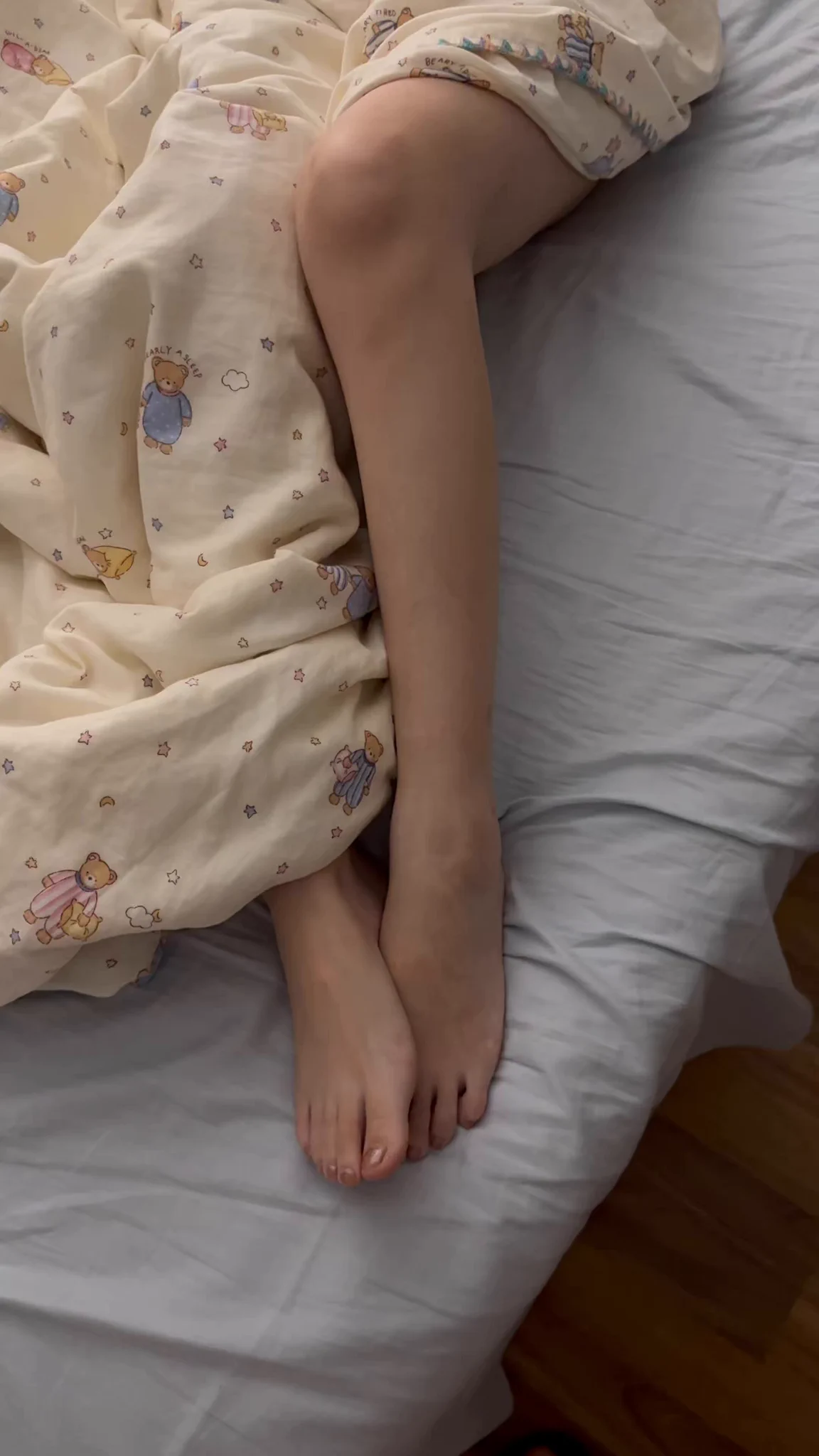 #江南第一深情 美腿！妹妹刚好涂了指甲油 

我想以后可以多增加一个环节 就是拍腿 拍小脚丫子 调情 足交一下 这个房间灯光有点不满意 所以又买了两个落地式台灯 专业！

  #无套内射 🔞感谢兄弟们支持 一直被模仿，从未被超越！努力干活！
@BBYouzhiyuan @SexytoDoll  @SexytoGirl  @SexytoBaby https://t.co/Utn5fZ6HC7