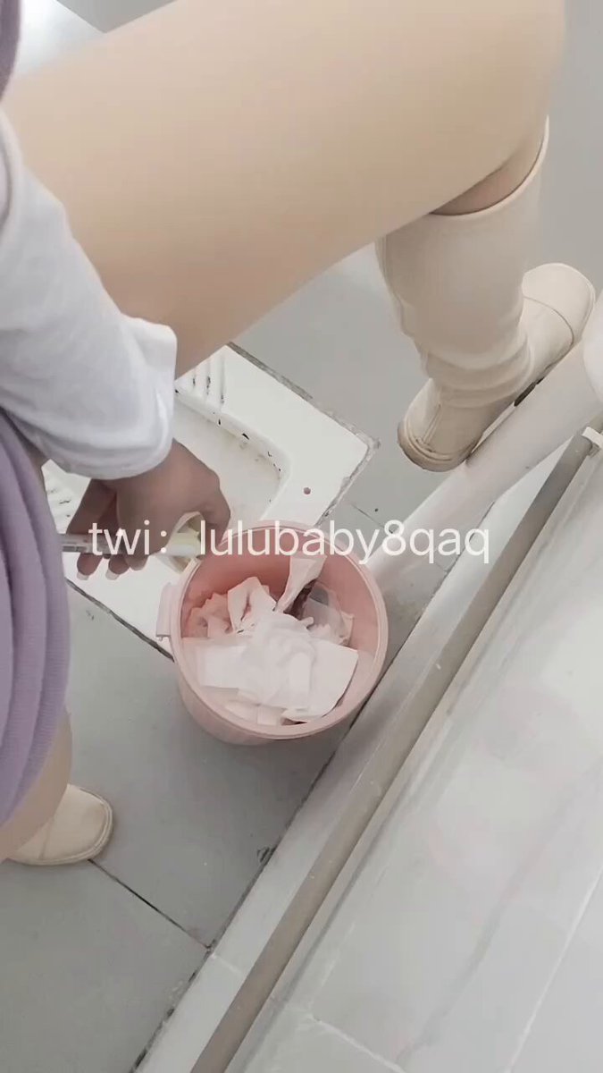 你以为图书馆坐你旁边那个拿了只笔出去了半天没回来的女生出去背书了，其实是在卫生间里把丝袜撕了，拿笔疯狂抽插小穴。（完整版🚪后）
@BBYouzhiyuan
@SexytoDoll 
@SexytoGirl 
@SexytoBaby https://t.co/vCKk1Dgy8V