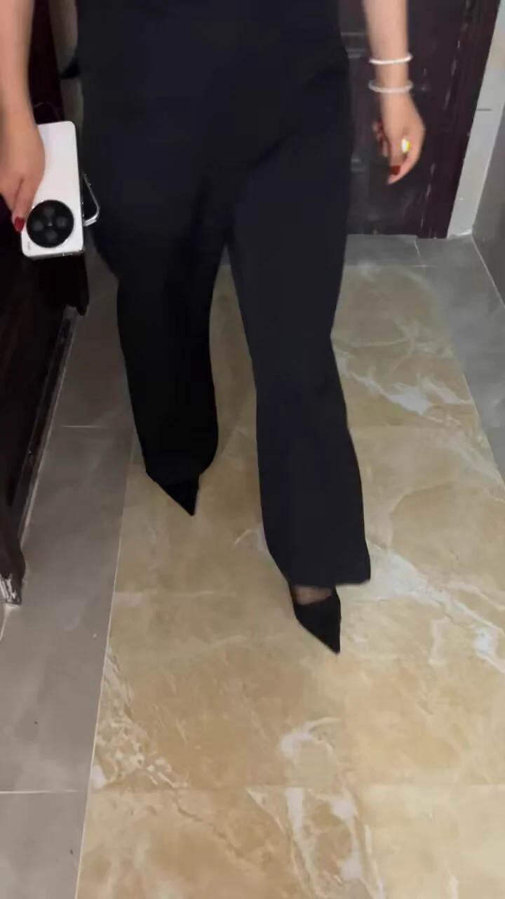 淫妻的路上越走越远，绿帽的路上越来越近
随拍淫荡的妻子高冷老板娘的日常穿着 https://t.co/cBGEQHr761
