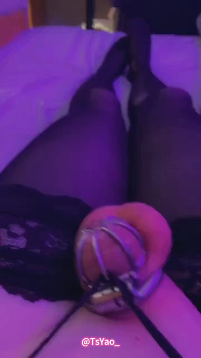 并拢双腿让鸟笼锁住的雌堕阴蒂和卵蛋突显出来，被粗大的假鸡巴拍打着，像个真正的骚母狗一样发情的呻吟，敏感的小阴蒂立马就在这狭小的缝隙中喷射出淫贱的汁液，只有成为和妈妈一样的雌堕男娘才能享受这种畅快舒爽的高潮呢，好好努力，很快你也会做到呢~
#贞操锁 #伪娘 #Sissy https://t.co/69OBSiJZzi