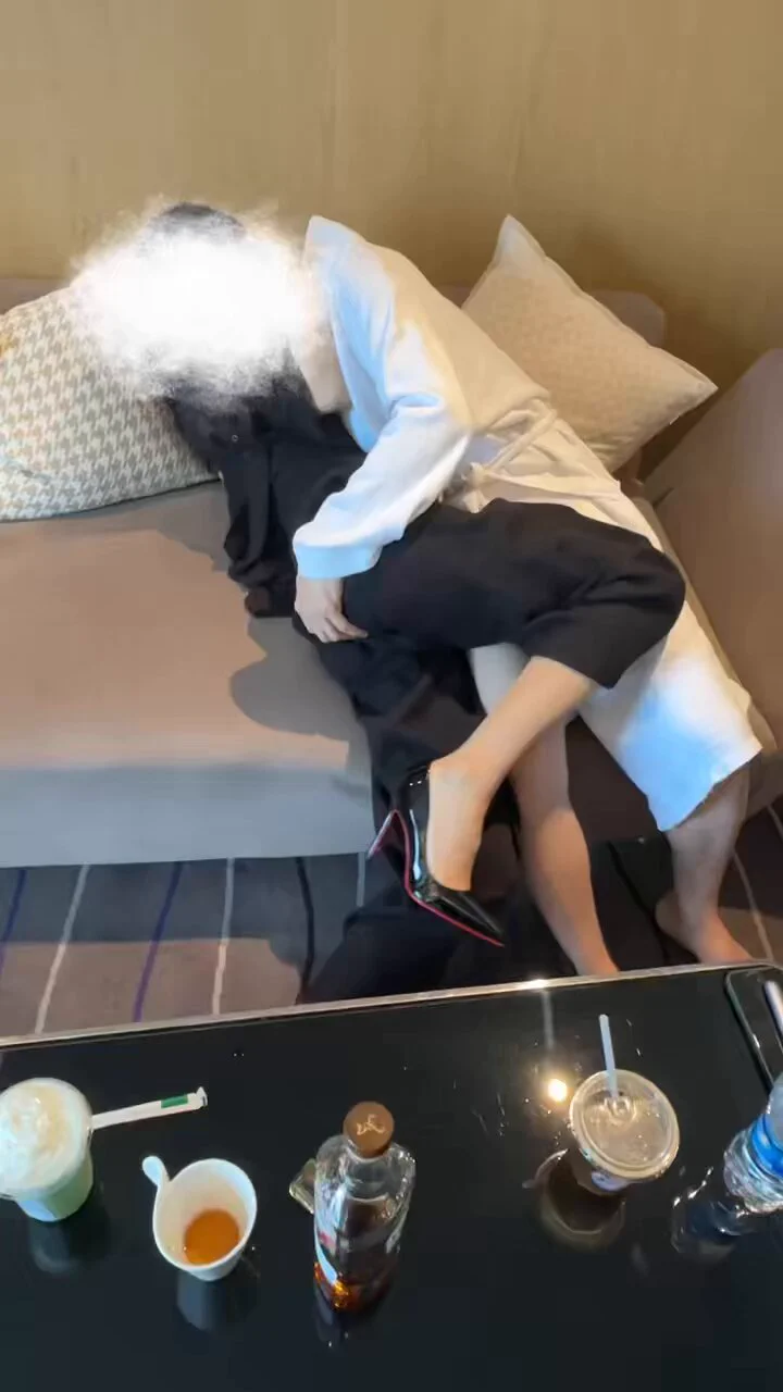 时隔一年单男小哥二刷老婆
老婆裤里肉丝跪在小哥脚下握着黝黑粗壮的肉棒又吸又吮
伴随着老婆淫荡的喘气声一场视觉盛宴
#单男3p #淫妻3p #丝袜美腿

投稿💌：
@BBYouzhiyuan
@SexytoDoll 
@SexytoGirl 
@SexytoBaby https://t.co/KkbeG1s6NK