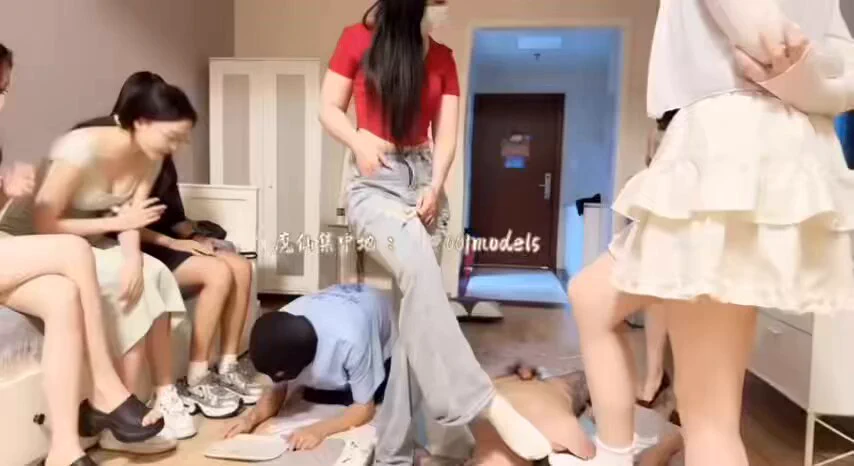 人生最大的幸福的莫过于被一群女神玩弄了，如果不够嗨就多求几个素人主人，一群人玩弄又羞辱又爽，白棉袜，裸足，肉丝应有尽有，全程狗子下体硬邦邦的，真的是狗生巅峰了。
#群调 #原味白袜 #控精 #榨精

@Xiaoxiaofoer
@ToukaYuan
@MitsumeDoji https://t.co/IdiS7Bsu97