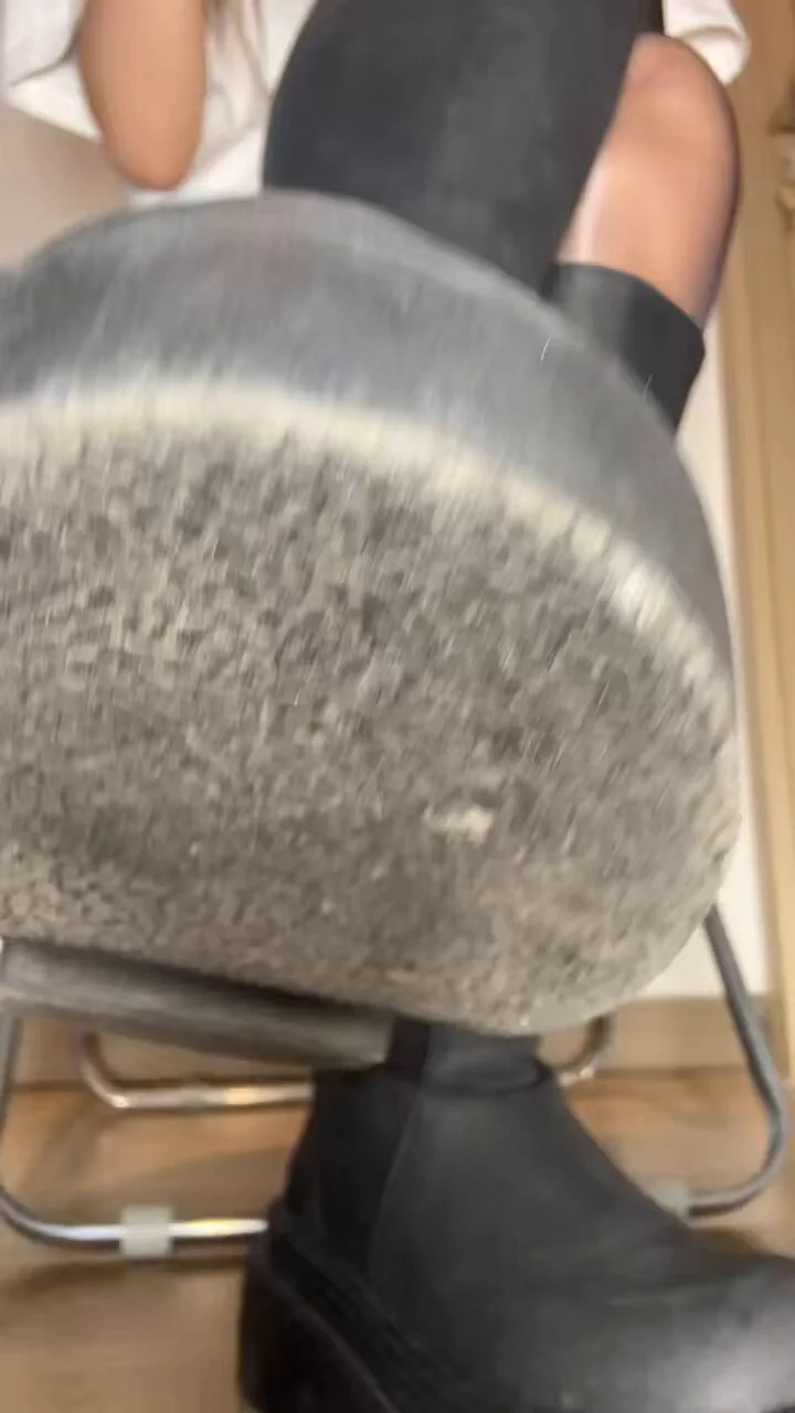 今天39度高温穿了长靴👢，油亮黑丝袜➕白棉袜叠穿，还是大汗脚🦶🏻，各种buff叠满了！还穿了好几天别提有多臭了，直接让你他妈跪在面前捧起酸臭脚把你他妈的熏🐍
(购买完整版视频14分04秒)
(关注➕转发➕评论➕点赞抽照片)
@BBYouzhiyuan
@SexytoDoll 
@SexytoGirl 
@SexytoBaby https://t.co/cxNNbzyJWf