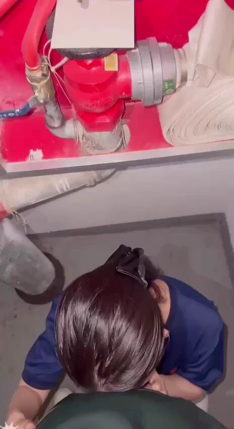 总是有粉丝宝宝不相信我，现实中怎么可能有这么骚的消防员，今天特意认证一下…

好几天不见面，兵哥哥都受不了了，特意来到单位的楼梯间见面，时间有限只能先为他口一下满足他，这也让我觉得很刺激呢…

看到这么反差的我，你们还忍得住么？还想经历更多刺激的事~！ https://t.co/dUaZIB5V3f