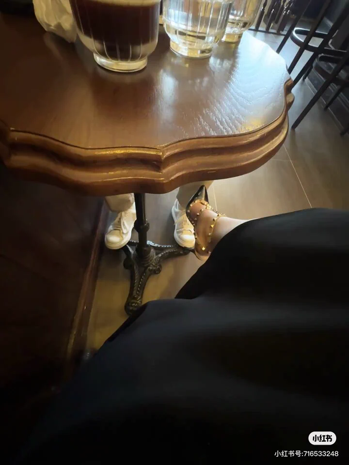 好像越来越喜欢这样穿了，咖啡店坐下来了…侬说，现在是不是做什么都可以了？A. 喝咖啡 B. 还是和他走。点❤️，回复A/B, 选对的抽神秘福利！
#御姐 #高跟诱惑 #黑丝 https://t.co/CnDFGiPJSg