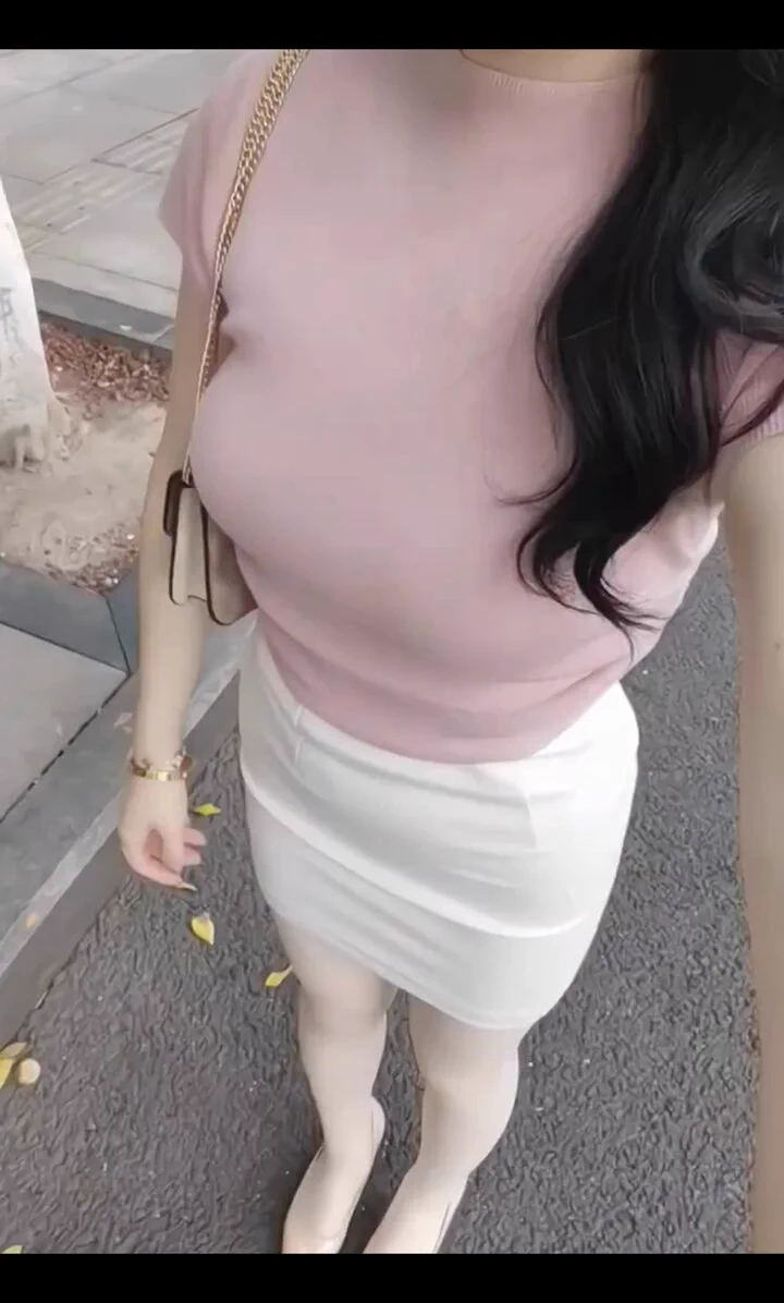 好喜欢这样的穿搭，我好像胖了，感觉衣服都变紧了…侬要不要帮我检查一下哪里最紧？A. 检查腰 B. 检查胸。点❤️，回复A/B, 选对的抽神秘福利！
#御姐 #黑丝 #高跟诱惑 https://t.co/9chqn1UzHl