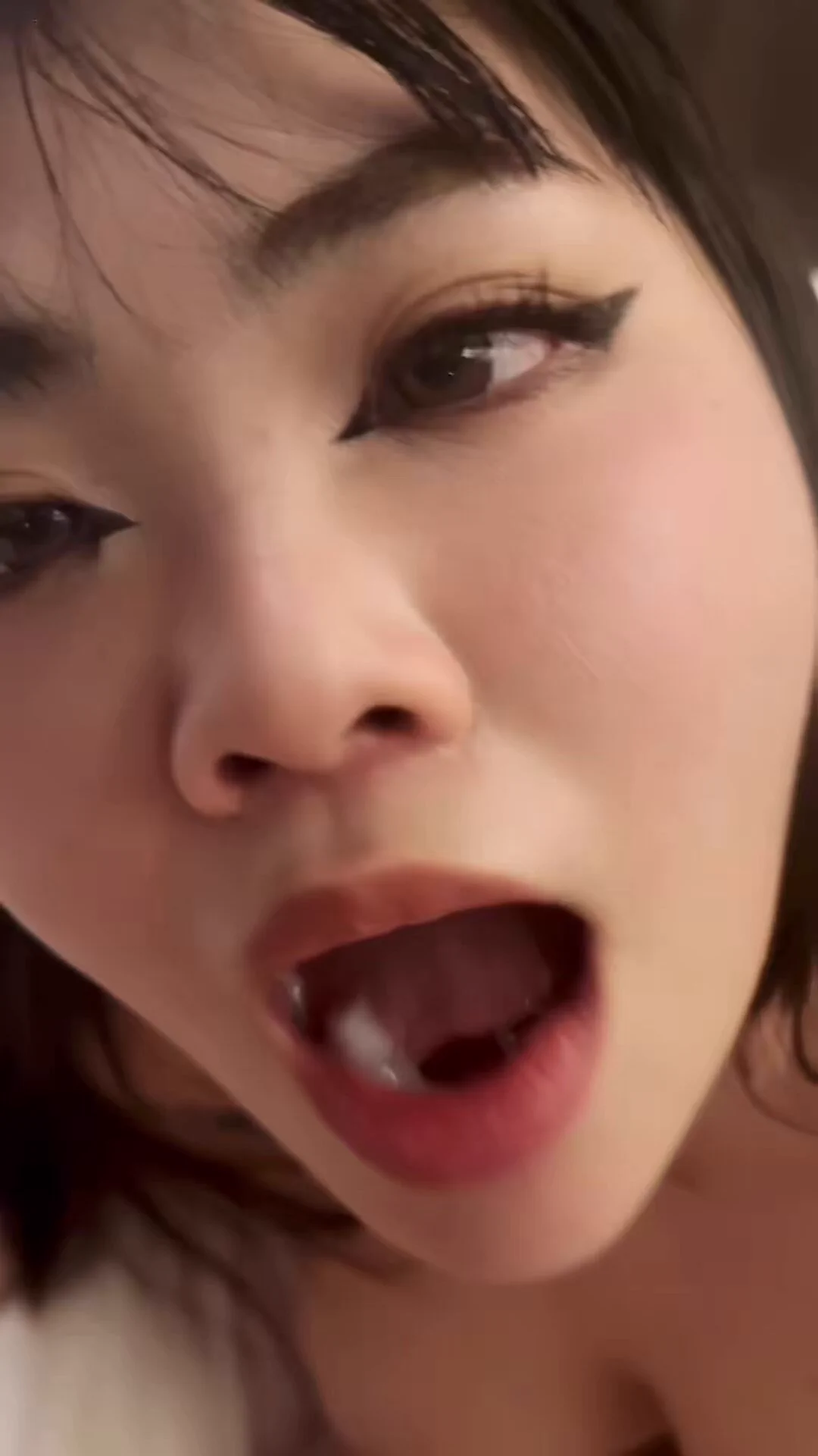 AirDropped the wrong neighbor… now my pussy’s aching 👅💦 Gonna invite him to cum down my throat 😮‍💨💦
AirDrop傳錯鄰居…結果下面癢爆 👅💦 乾脆邀他來直接射我喉嚨 😮‍💨💦 https://t.co/E5q9lugvmp