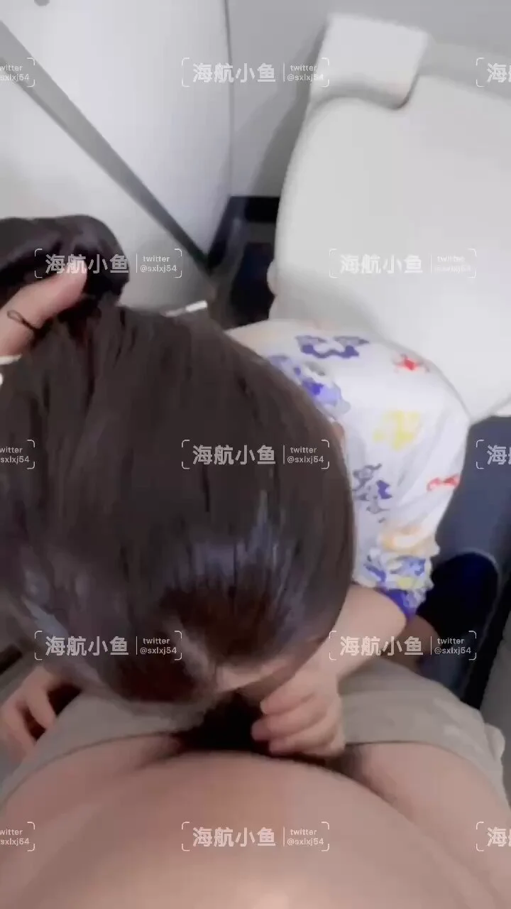小鱼的第二次‘机震’来啦！

一位很久没联系的粉丝，突然出现在我飞的航班，真的把我惊呆了！航程中途，他二话不说把我拉进卫生间，他让我蹲在地上，拽着我的头发直接让我给他‘口爆’后，他还坐在马桶上，让我自己在他身上扭动~

感觉好羞耻但是又刺激的感觉，还有谁想跟小鱼“机震”吗，可以报名~ https://t.co/Hwn2sB5mbc