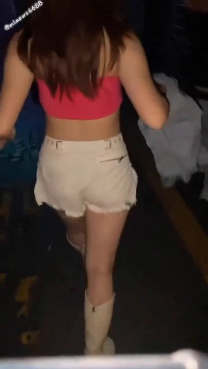 身为舞蹈系的我展示着曼妙的身材，
忘情的跪在金主面前，闻着大鸡巴的荷尔蒙的味道，
从龟头舔到卵蛋，甚至男人的屁眼，骚穴忍不住的泛滥，
淫水顺着大腿流到脚踝，已经忍不住要接受精子和卵子的交合。
我老公却只能在家，苦苦等着我，拖着疲惫的身子，躺在床上，舔着我流着精液松垮充血的烂逼！ https://t.co/Aa48EDJYF1