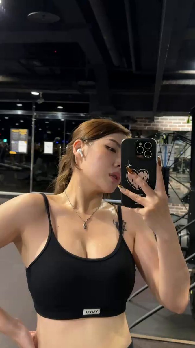 到明年三月前有練就得跑

我是滿期待腿斷了之前體態會變怎樣🤡 https://t.co/budFsZfKuI