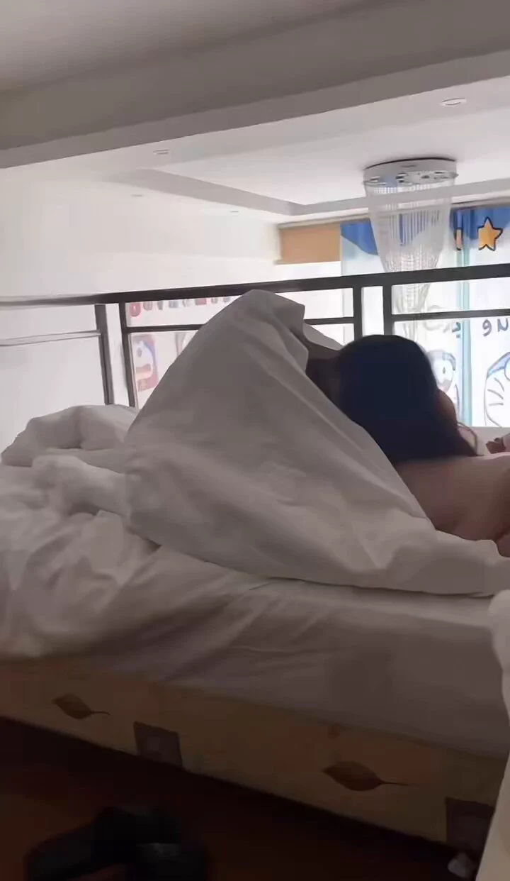 我跟闺蜜 @SuytyaQq 被她们从楼下操到楼上，从地板操到沙发，再从两张床操到一张床上，轮流操，双龙操，能玩的几乎都玩遍了，我是真佩服闺蜜的耐操性，她是被虐的越狠就越兴奋，真的牛逼呢！视频拍的太多喽，都会给你们更新，记得点赞支持，长点的视频只能留言私信给你们安排哦😘 https://t.co/xbHnLKvhOU