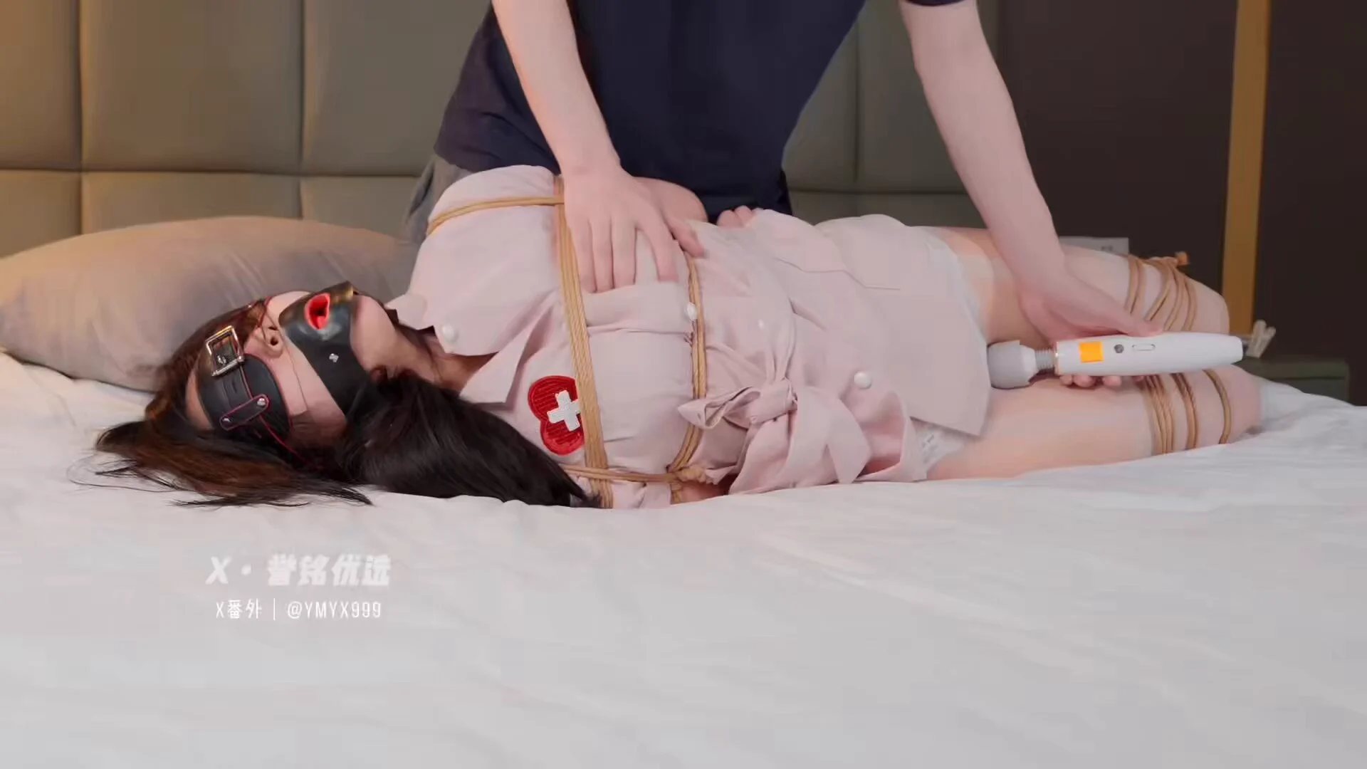 有没有知道这是哪个妹子的，调成这样你们还喜欢吗？从素人一步步的变成我想要的样子，先束缚起来放置一小时，把妹子的心态都弄崩了，后面该我出场了，用她的小舌头不停的舔着我，蒙着眼问我什么东西有点腥… https://t.co/OSooID6Usi