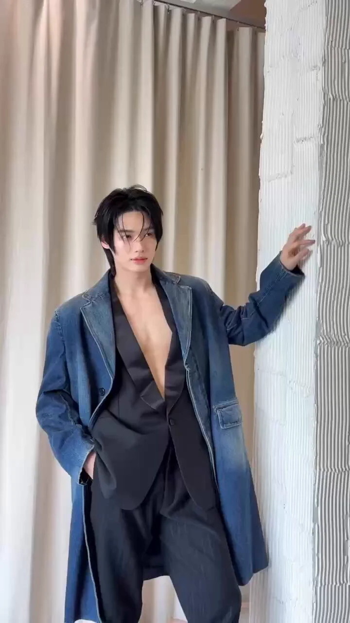 OMGGG😭😭😭😭😭😭😭😭😭😭😭
cr. eedzilar 

#PradaSS26
#Prada @Prada
#winmetawin https://t.co/j6s5MhwOiz
