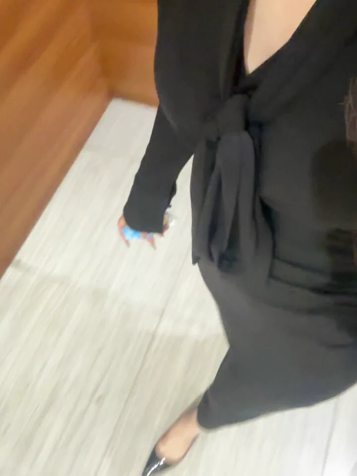 分手后第一次穿得这么“有攻击性”。我把这段走路的视频发给了L总，什么都没说。结果他秒回：“听到你的脚步声了，带着…钩子。说吧，今晚又准备来‘捕猎’谁了？” 我回他：你猜？你们说，他会不会猜…今晚的猎物就是他？猜会的，给我个🖤。
#心情分享 #生活 #小秘密 https://t.co/2FfLDi5Y8O