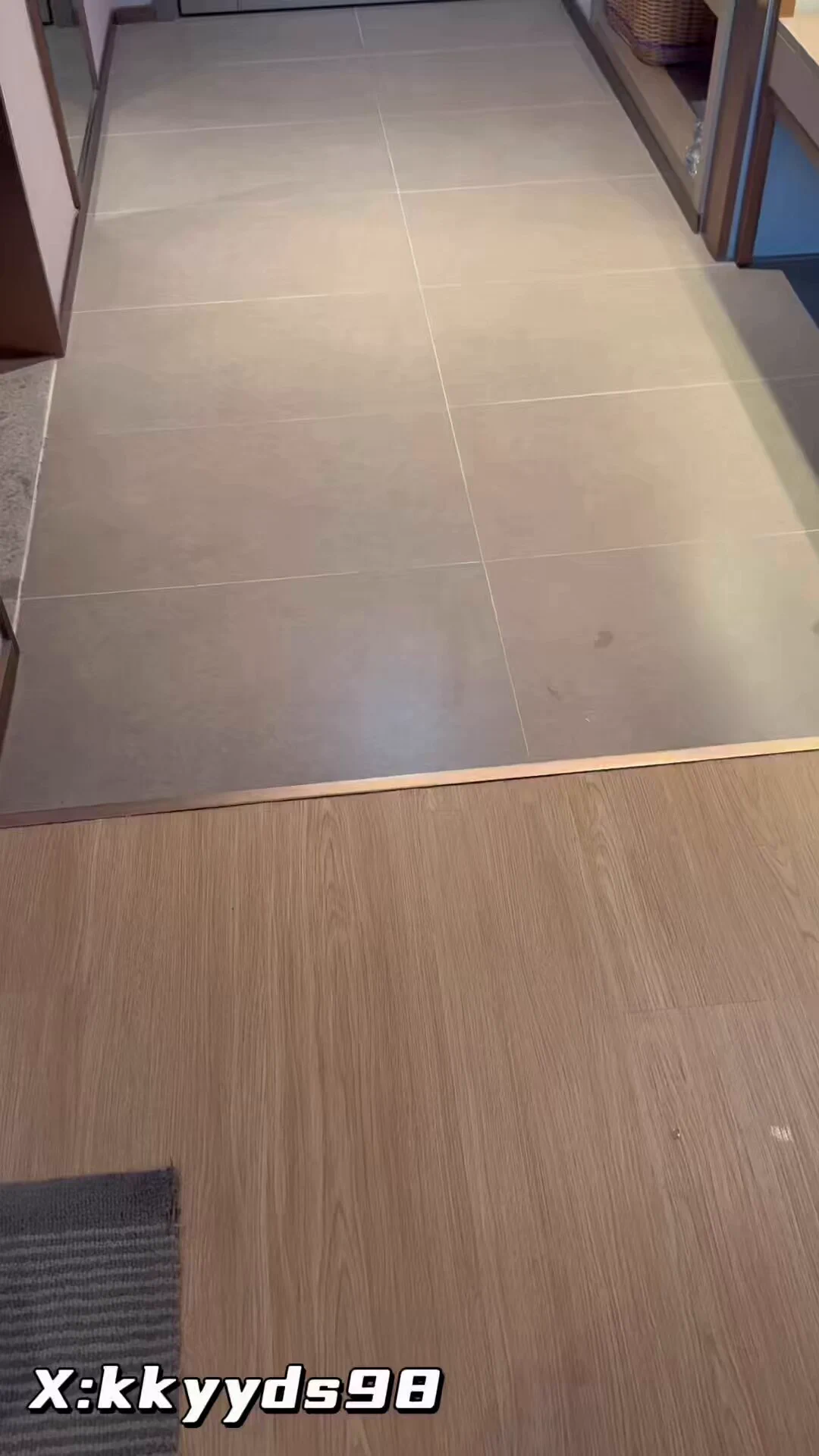 刚进酒店门就被金主摁下来吃🐔，高跟红色包臀裙，外面端庄女神，进屋里瞬间就成母狗了，最后全射在嘴巴里了。

@ToBulma @ToBulaer
@KawasawaSen @BulmaList https://t.co/KWRxosNGmy