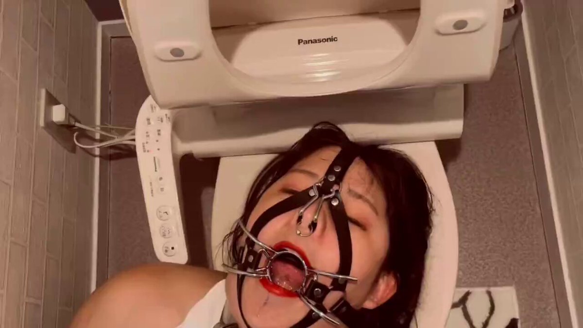 三钉护士长的人肉便器调教

 给母狗虐乳到紫肿胀，下面骚穴塞满道具
嘴巴也不能闲着，人肉便器开始营业 
 口枷鼻勾的加持下分外下贱     

  进群获取母狗系统教学争取让每个兄弟学会调教
 拥有属于自己的母狗  #骚逼 #母狗 #反差 #婊子 #反差婊 #SM #骚货 https://t.co/3pSP0maiYQ