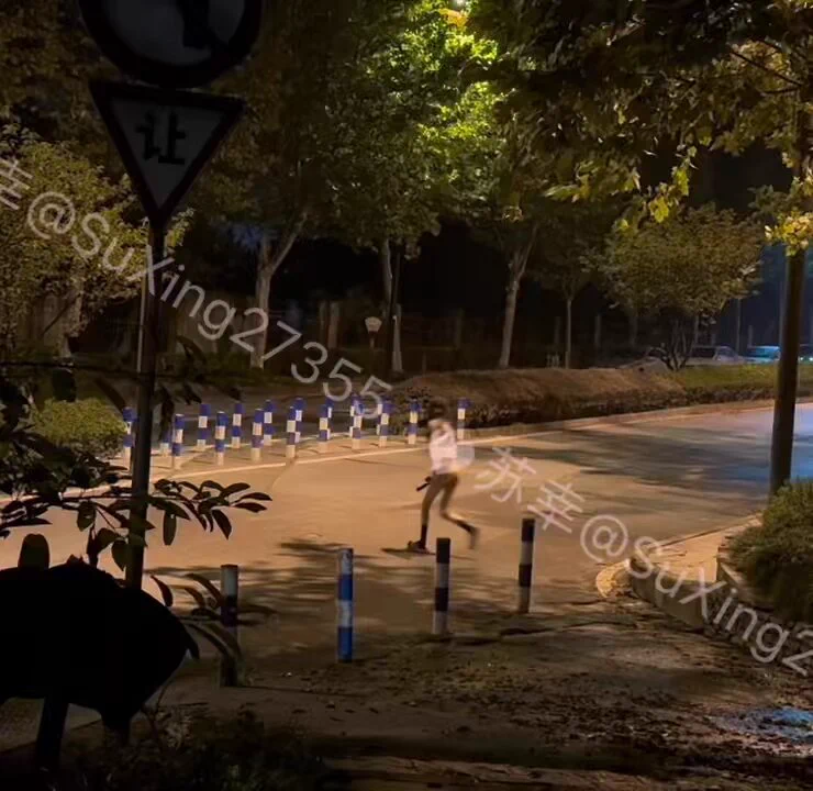 别人露出：下身全裸遇到车快跑快跑！
小苏露出：下身全裸遇到车我来啦别走！
投稿@luchu888 
#露出诱惑 #露出 #露出少女 
（完整版过🚪） https://t.co/G3HwxUbhsD