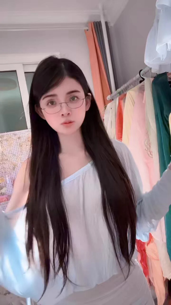 好纠结 这件衣服好看便宜 但是使用频率基本为零 留不留呢 https://t.co/DC3QY8aJO0