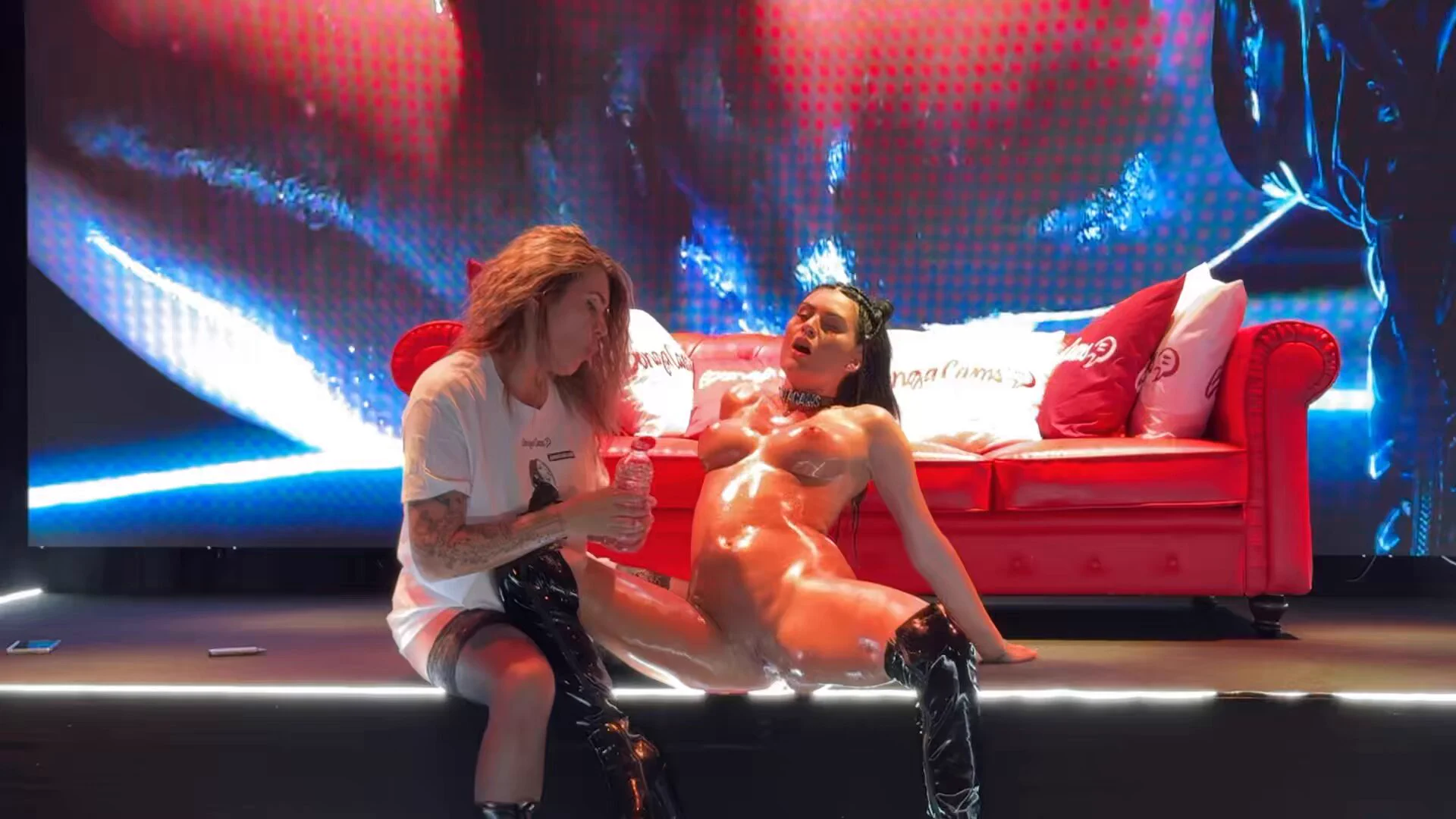 On stage, @Laranya_hot worshipped @Project_Raven1’s body—licking, touching, making her beg for more 💋💦

👉 Watch them LIVE now 👇
https://t.co/MtWNPJdJEy

#VenusBerlin2025 #BongaCams #LiveShows @venusberlinoff https://t.co/KFgCKPeHk7