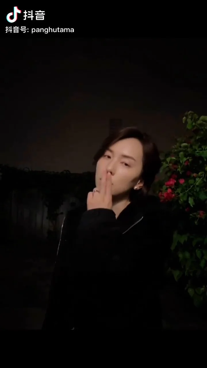 我说喜欢男人抽烟的样子是这样的，虽然这个博主是个女的还已婚有一娃，但是真的好帅🥹🥹 https://t.co/bt7Y6kmlzN