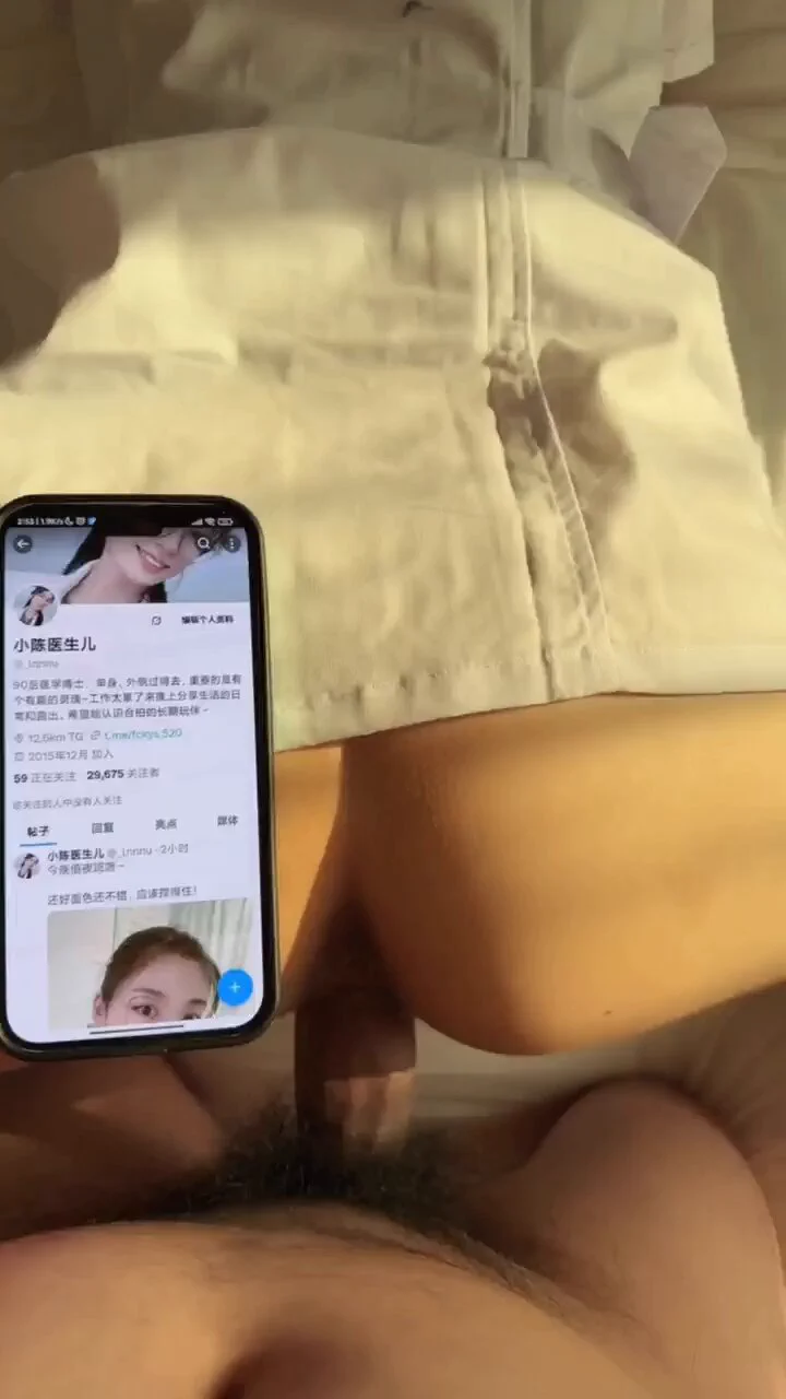 其实医生也并不是都像你们想象的那么高大上，值班的时候，也经常会有偷情的事情… 

 我们科室主任就会经常在值班的时候找我，而且特别喜欢让我趴在接诊的桌子上后入，有几次甚至淫水都喷到地上了…  

不过太久了终归是没感觉，推特这里虽然是陌生人，但是有足够的新鲜感吧～欢迎大家报名～同城可约 https://t.co/bttWac8WNs