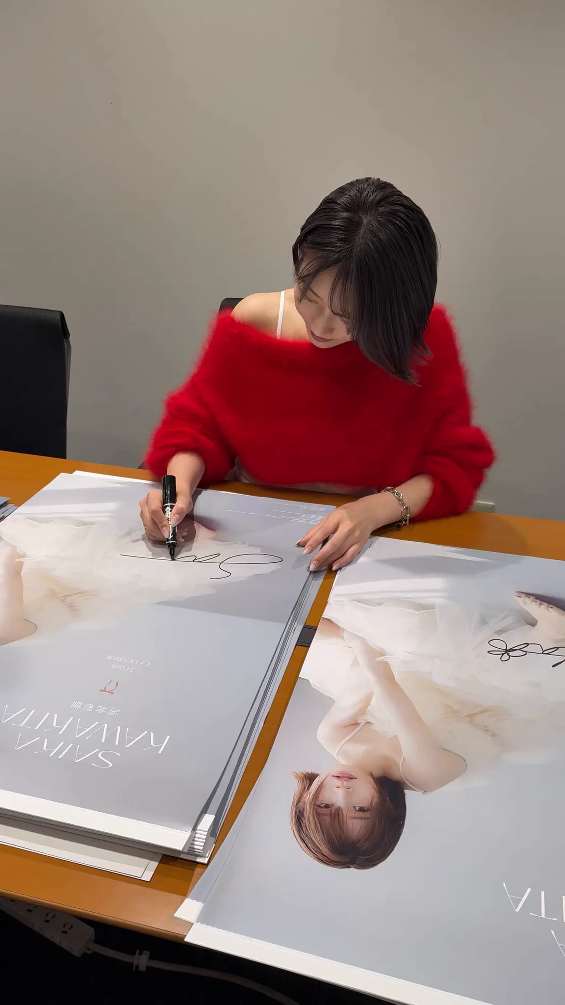 昨日はカレンダーの
サイン入れをしてきたよ🗓✍🏻

10月11日渋谷HMVで
皆さんのことお待ちしています🧡 https://t.co/yyrW2LJ9cr