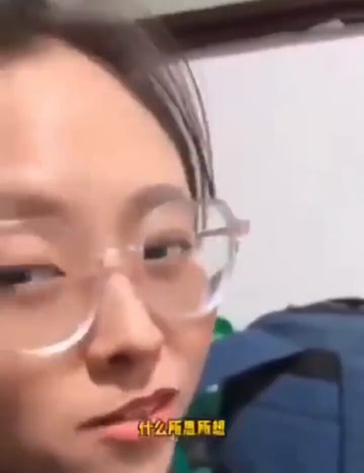 这个真的是绝，
当如此淫荡的话从一个平淡无奇的眼睛人妻的口里说出来的时候，这种反差感真的是颠覆所有人的认知！ https://t.co/QeKC9pOGea