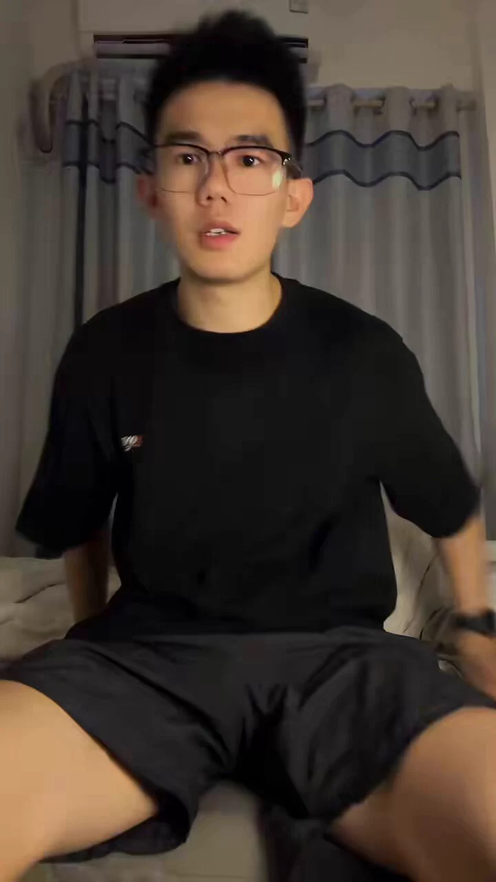 刚健身回来🐔硬邦邦的，身体和黑袜🧦散发着荷尔蒙的味道，一周都没有射了，精液浓浓的。#奶狗 #广州 #飞机露脸  #粗口
完整视频加门槛可解锁✅
V：naigouC- https://t.co/3l0uclVifs