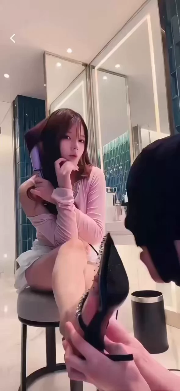 出门前打扮，脏鞋底当然是交给贱狗舔干净咯 https://t.co/CzayLcqZCf