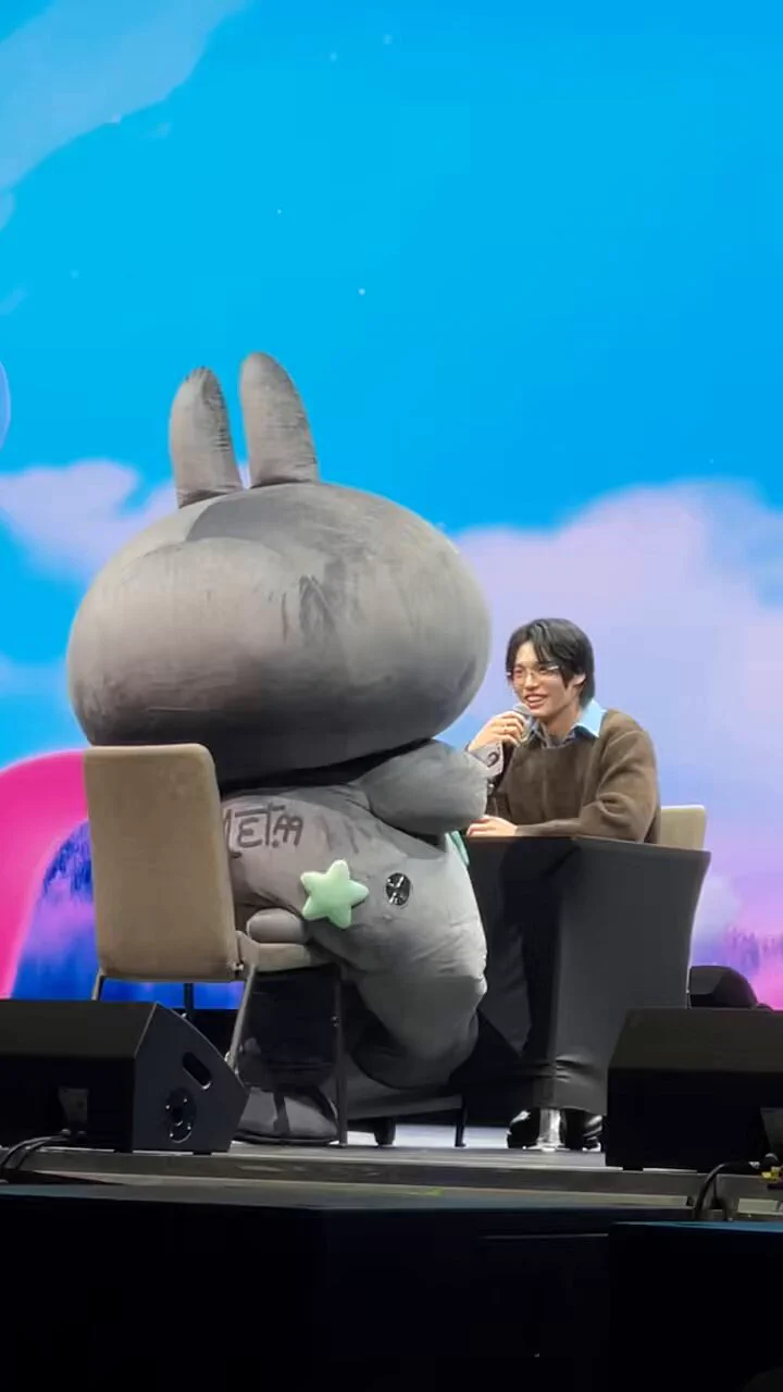🐰: 今天有誰來追你嗎？
🐰💚: ((搖耳朵))
🐰: 沒有，對吧？沒有

爸爸選擇假裝沒看到🤣🤣

WIN METAA FANIVAL FANSIGN
#GMMTVFANIVALxWin
#METAA
#winmetawin 
 https://t.co/erFI0jRyyW