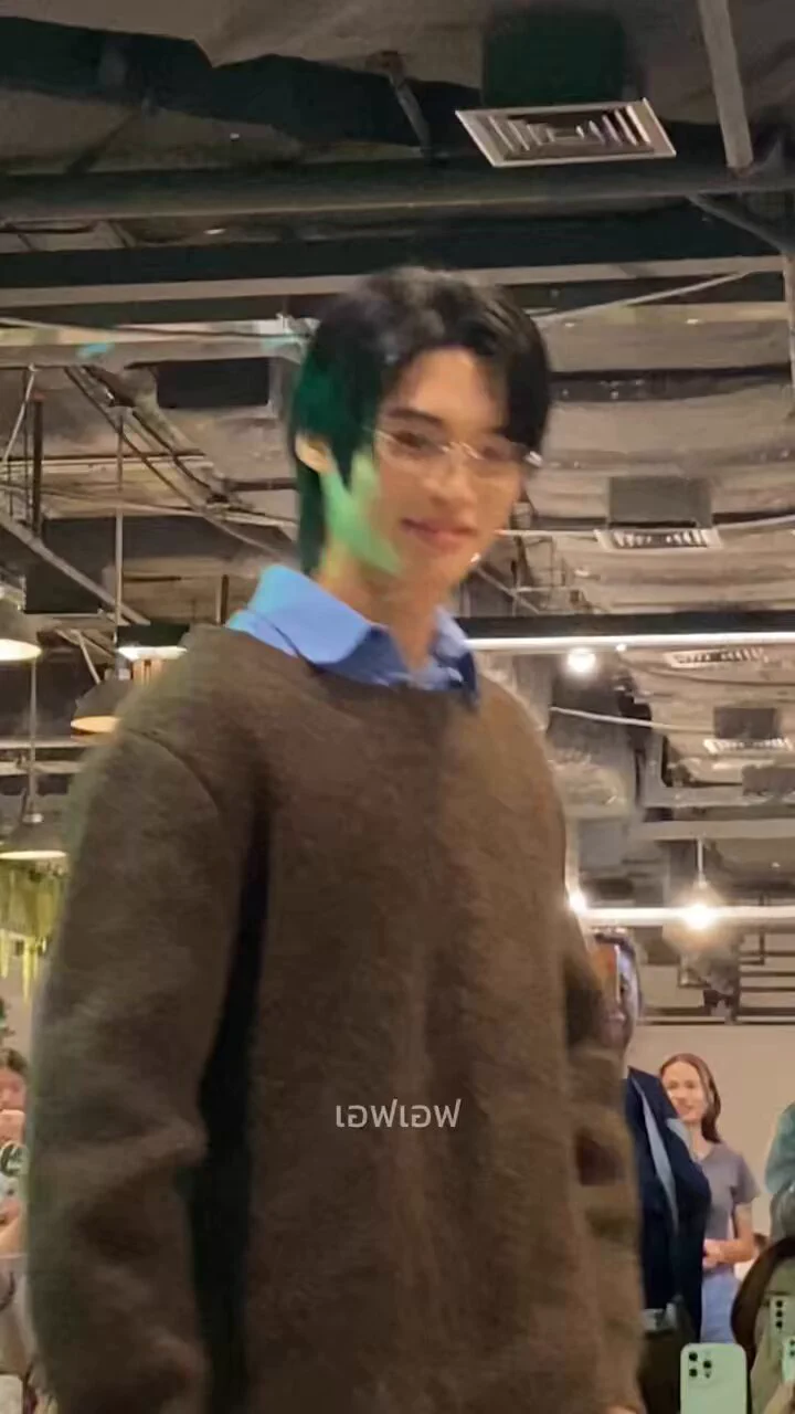 💚: nong Win nong Win
🐰: 😡😡😡😡😡((怒指麥克風上的phi Win))

phi nong win 👌🏻

WIN METAA FANIVAL FANSIGN
#GMMTVFANIVALxWin
#METAA
#winmetawin 
 https://t.co/U4h5KU1znW