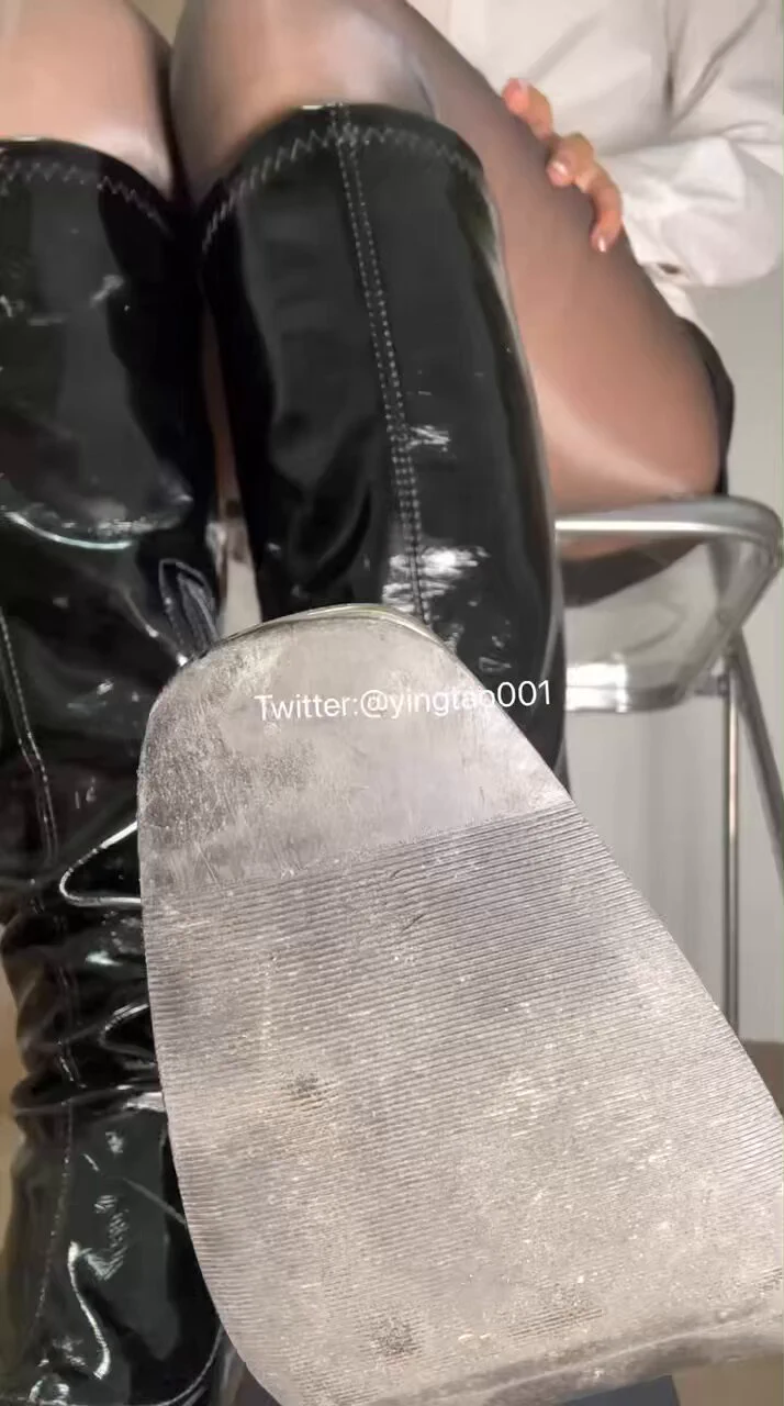 国庆节到了吃饭聚会一直偷看姐姐穿的丝袜长靴👢，还说不喜欢姐姐的丝袜美腿，一脱下靴子漏出黑丝汗脚下体不自觉挺起来了立马暴露出自己犯贱的另一面
(购买完整版视频5分45秒)
(关注➕转发➕评论➕点赞抽一个送部分照片)
@Xiaoxiaofoer 
@Toukayuan
@MitsumeDoji https://t.co/nMcjoRvyDX