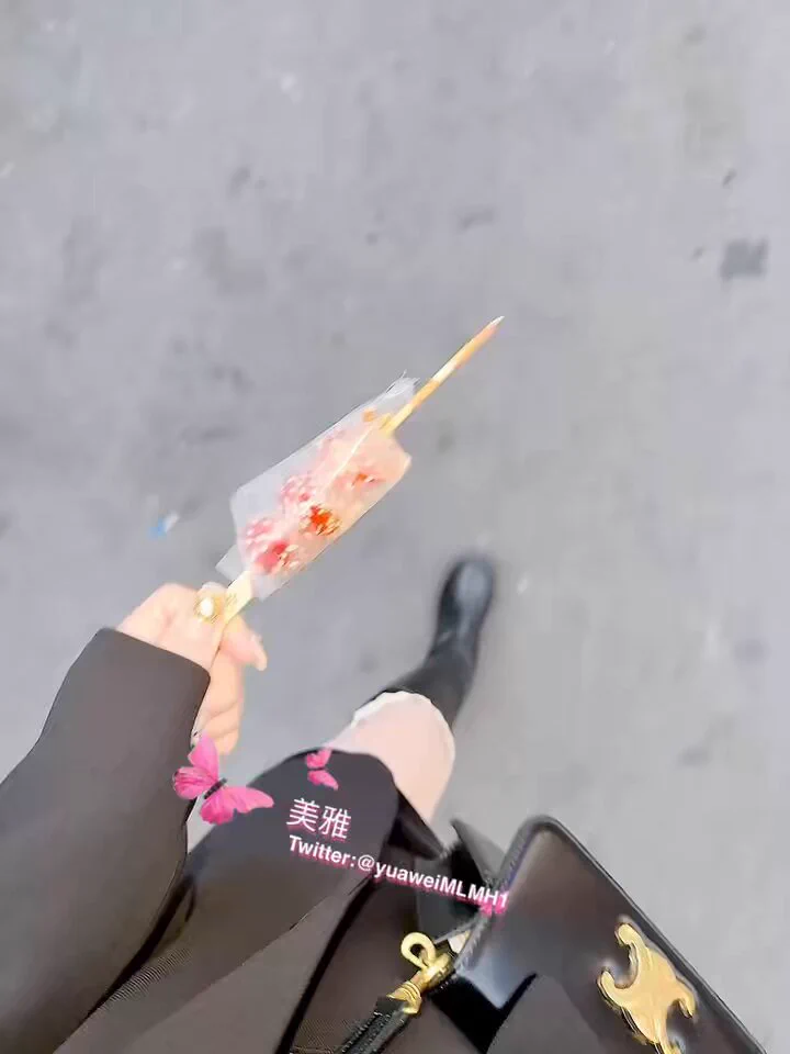 秋天穿长靴的代价：两双丝袜裹着脚，逛半条街，想脱靴透气！诺！今日份 https://t.co/n50vJ4uo4S