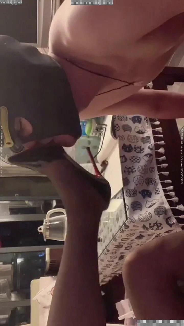 男奴的嘴口舌就是为主人保养玉足的，都来学习一下！

伺候我们爱爱的时候你就只配看着舔脚底，舔着结合处，舔男主的 大 鸡 巴，贱狗 ！！！🐢 https://t.co/3dANXFyZQ6