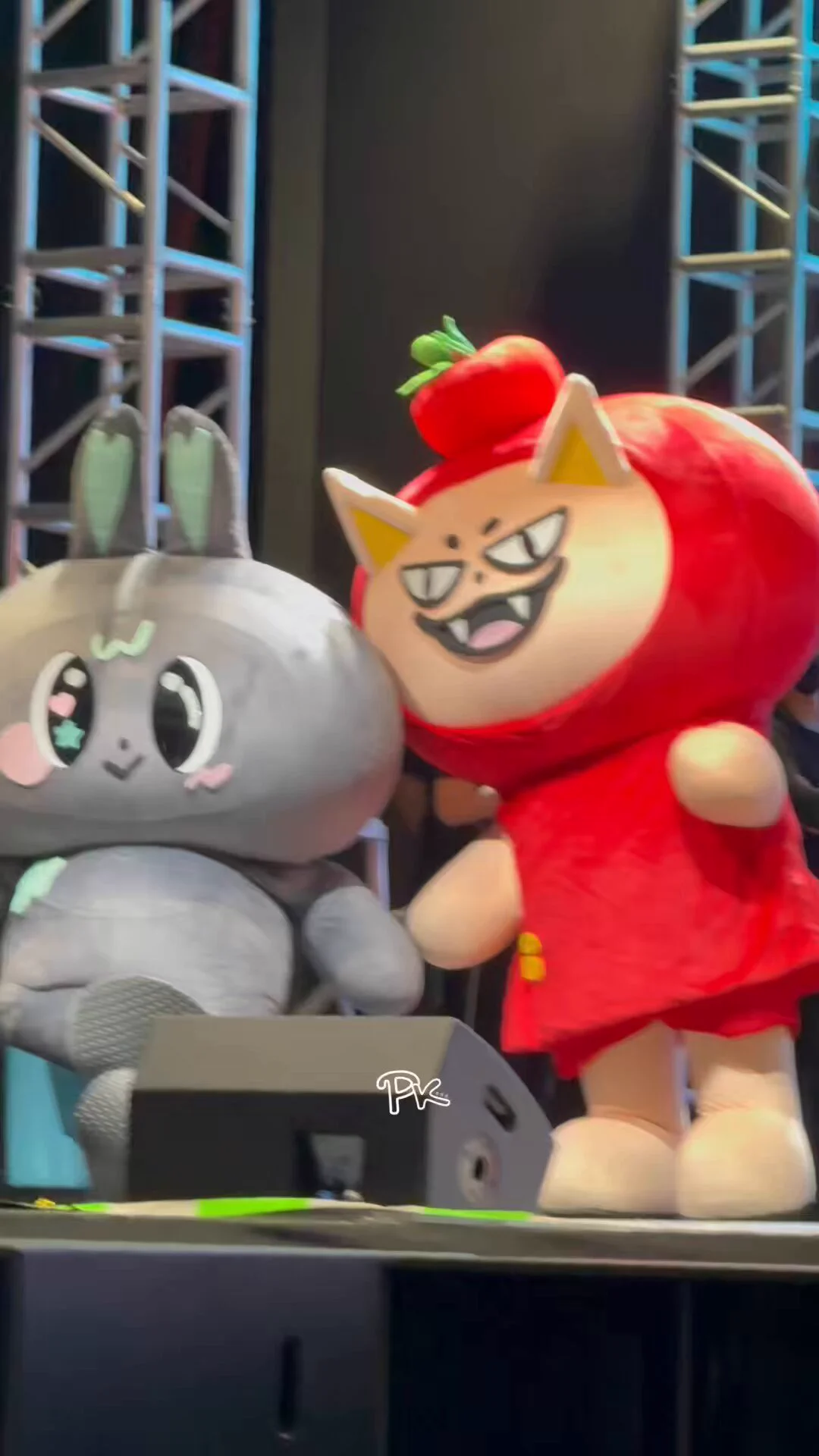 這個蹭蹭是怎麼回事🤣🤣🤣

#GMMTVFANIVAL
#METAA

 https://t.co/Y3htNaexJP