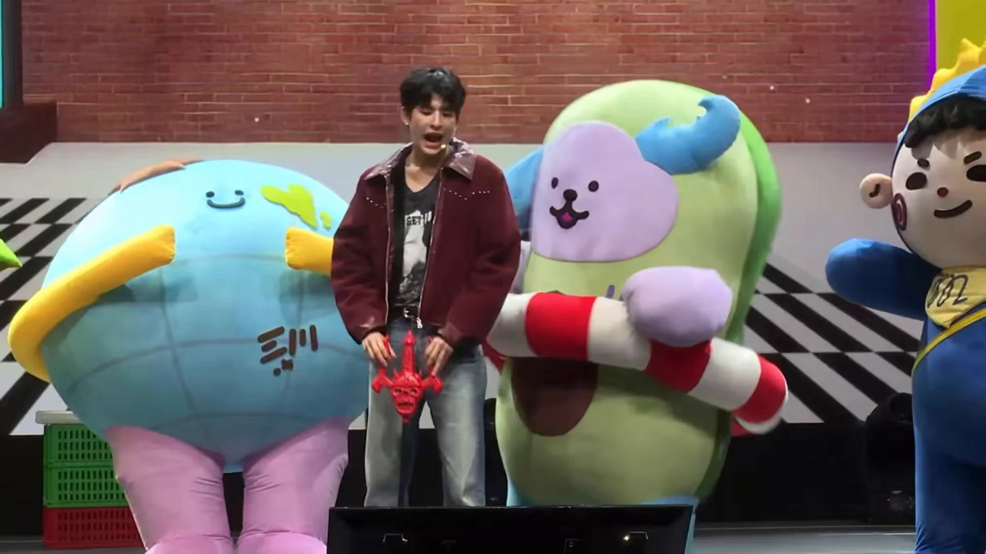 問：有誰幫爸爸媽媽哥哥姐姐打掃過家裡？
METAA：沒有過
Mark：這是Win Metawin的孩子對嗎？我知道為什麼沒有過，因為有錢，有傭人幫忙

🤣🤣🤣🤣🤣🤣🤣🤣🤣🤣🤣🤣🤣🤣🤣🤣🤣

#GMMTVLiveHouse
#METAA
#winmetawin https://t.co/XK4x5g7P1P