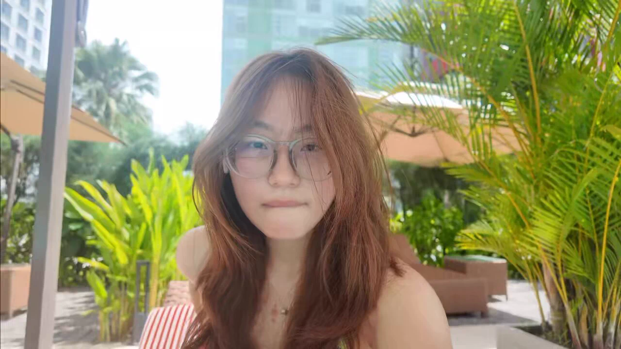 这个视频看着这个脸也很小，这个手臂也很小，还这个腿也很细，然后怎么到了肚子那里？三层？怎么回事？ https://t.co/H5ZKbJffsf