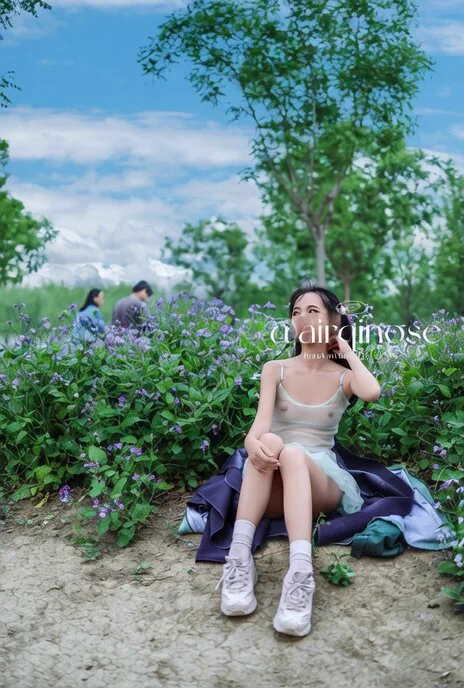双手拉下胸口衣服，露出乳房，神色极其娇羞

天青色的作品非常不错，艺术感的露出让人都得到艺术美和露出刺激感及淫荡感的多重享受 https://t.co/W231rPPP3n