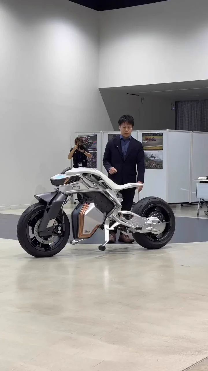 MOTOROiD 2, Yamaha’s latest self-driving and self-balancing motorcycle.
https://t.co/uiw0RfEIUw