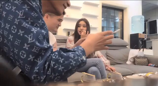 酒足饭饱你说要回家了？叫个刚认识几天的嫩妹来家里喝酒吃烧烤，摸也摸了抱也抱了说要上床聊一下人生你要跑了？按在床上一顿啃最后直接拿下           完整版180分钟 

❤️完整版已更电报群，进群请看评论置顶！ https://t.co/YrfGUSYbKv