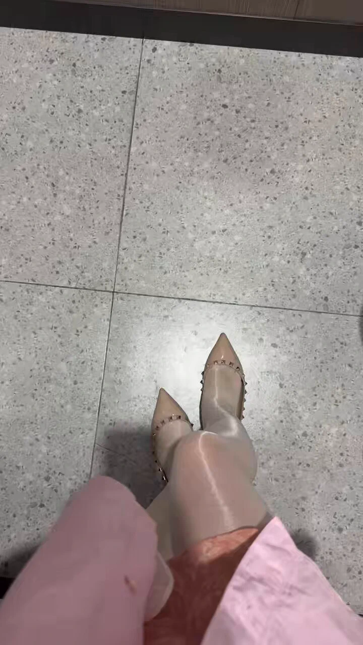 娇妻陪同领导山东出差的 ootd 就是领导要求每天必须无内丝袜，惹得我心痒痒啊看着娇妻得短裙白丝袜，特别在这个场景背景音之下特别的刺激哟，粉丝们盲猜一下是哪个站

@ToBulaer 
@ToBulma 
@KawasawaSen https://t.co/WvEQsf4Mu6