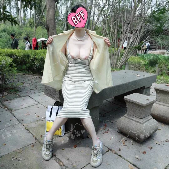 美女慢慢起身，脱掉外套和裙子，轻轻扭动 翘臀，转身朝人群走去

整体效果不错，走势有点不自然😓 https://t.co/c89AcMfBJH