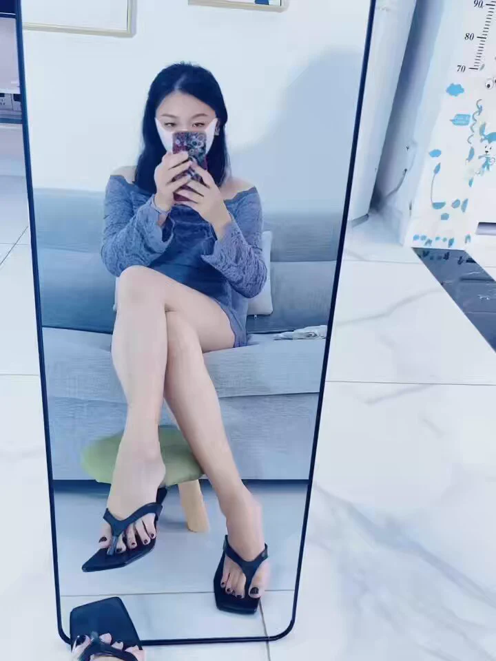 今日份拍摄穿搭，高跟夹脚凉拖. https://t.co/xSEceZ7lYT