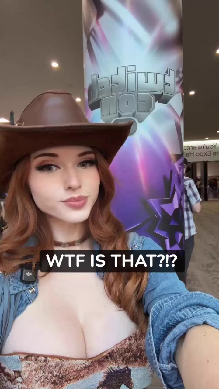 Ummm @TwitchCon I have a few questions for your graphic designer 🤨🍆👀 https://t.co/6a00eyi9lz